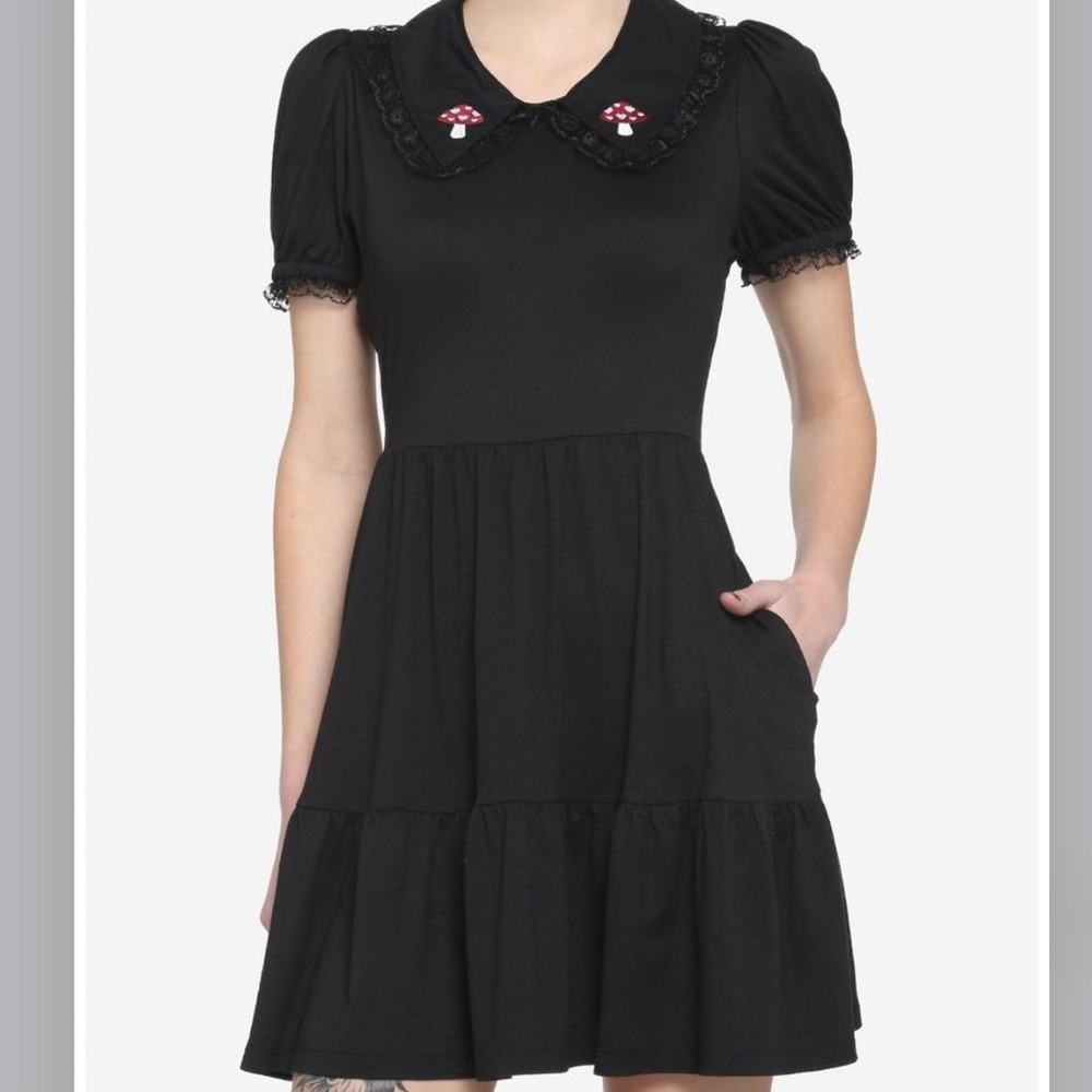 HOT TOPIC MUSHROOM 🍄 LACE COLLAR TIERED BABYDOLL DRESS SIZE(M)